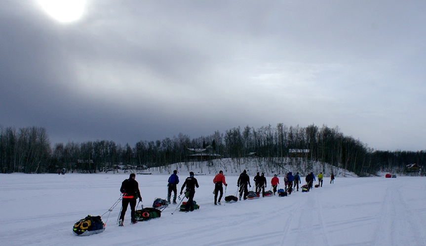 В заезде на 1 500 километров по дикой Аляске ежегодно соревнуются 55 участников. Обычно под названием «Идитарод» понимают известные в этой местности гонки на собачьих упряжках,  но в «Iditarod Trail Invitational» люди передвигаются пешком, на велосипеде и на лыжах от озера Ник до города Ном без какой-либо электронной навигации.